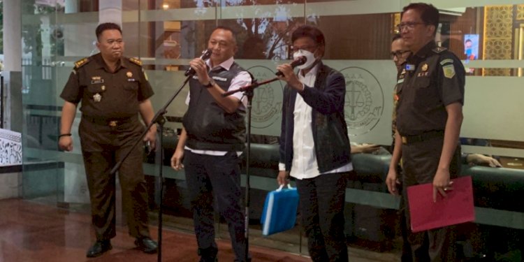 Menteri Komunikasi dan Informatika (Menkominfo), Johnny G Plate (dua dari kanan) setelah menjalani pemeriksaan Kejaksaan Agung RI, Selasa (14/2)/RMOL