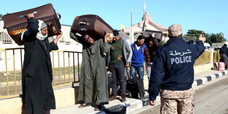 Orang-orang Mesir berjalan membawa barang-barang mereka di Libya/Net