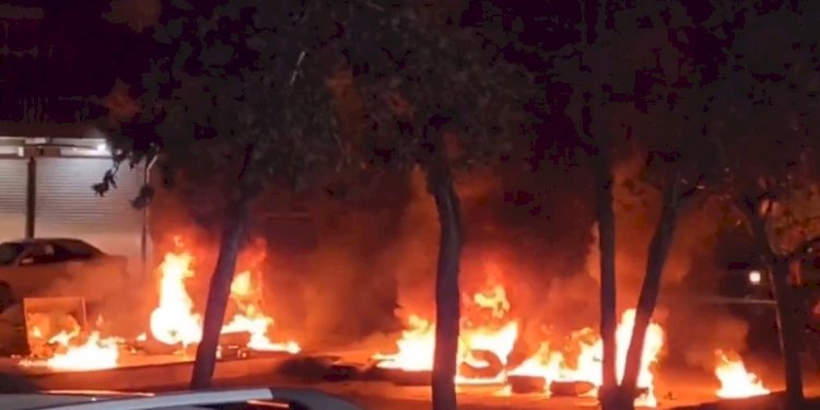 Pengunjuk rasa di Iran, terlihat memblokade jalan dengan membakar ban dalam video yang beredar di media sosial pada Jumat, 17 Febuari 2023/Ground News