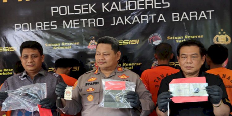 Kapolsek Kalideres, AKP Syafri Wasdar, saat menunjukkan barang bukti./rmol