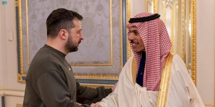 Presiden Ukraina Volodimir Zelensky dan Menteri Luar Negeri Arab Saudi Pangeran Faisal bin Farhan di Kyiv pada Minggu, 26 Februari 2023/Net