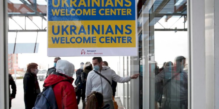  Pengungsi Ukraina berkumpul di pusat penyambutan setelah mereka tiba di bandara Paris-Beauvais di Prancis/Net
