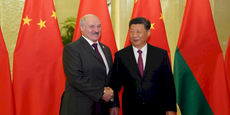 Presiden China Xi Jinping berjabat tangan dengan Presiden Belarusia Alexander Lukashenko di Beijing pada Rabu, 1 Maret 2023/Net