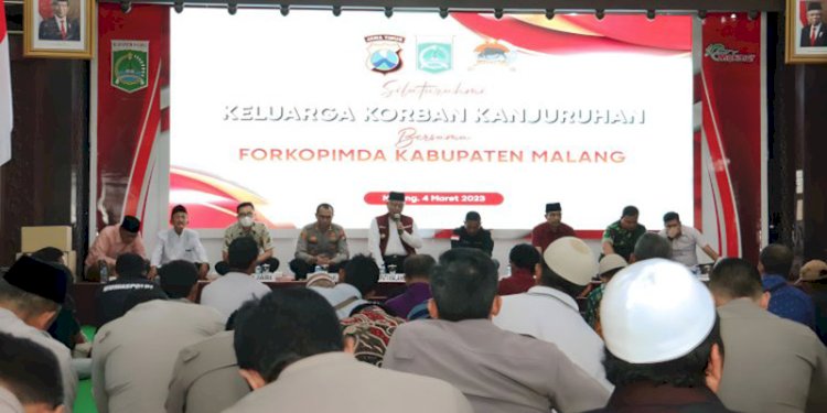 Bupati Malang, HM anusi (tengah) saat menanggapi aspirasi keluarga korban kanjuruhan/Ist