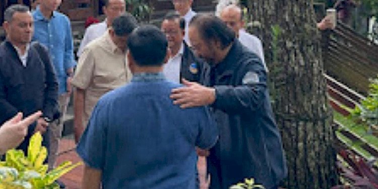 Surya Paloh merangkul Prabowo Subianto, di Hambalang, siang ini/Ist