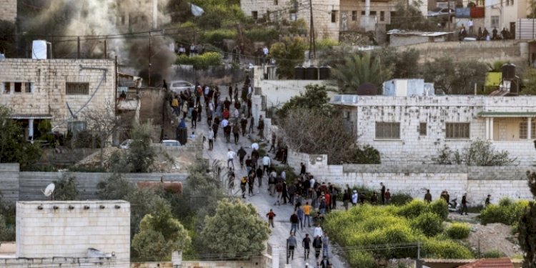 Asap mengepul ketika pasukan Israel menyerang kamp pengungsi Palestina di Jenin, Tepi Barat pada Selasa, 7 Maret 2023/Net