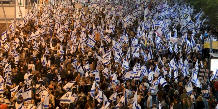 Aksi demonstrasi yang dilakukan oleh orang Israel untuk menolak rencana reformasi peradilan/Net