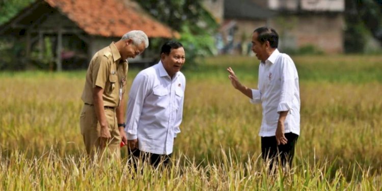 Presiden Joko Widodo kompak bersama Gubernur Jawa Tengah Ganjar Pranowo dan Menteri Pertahanan Prabowo Subianto, menghadiri panen raya di Desa Lejer, Kebumen, Jawa Tengah/Ist