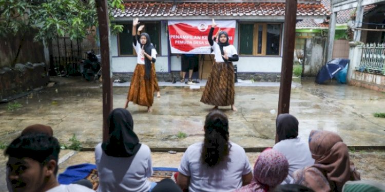 Pemuda Mahasiswa Nusantara (PMN) menggelar kreasi seni pengser dan jaipong di Desa Sukamulya, Kecamatan Rancaekek, Kabupaten Bandung/RMOLJabar