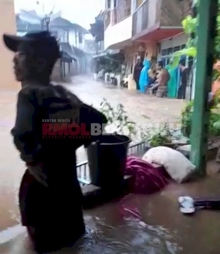 Banjir menggenangi rumah warga Kampung Dalam setinggi pinggang orang dewasa/Ist