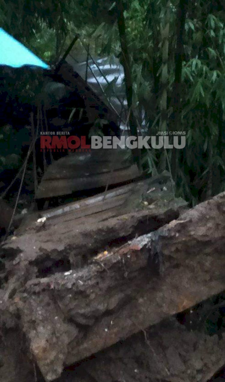 Jembatan gantung di Desa Lebong Tamgang tampak rusak berat usai hujan deras disertai angin kencang, kemarin (26/3)/RMOLBengkulu