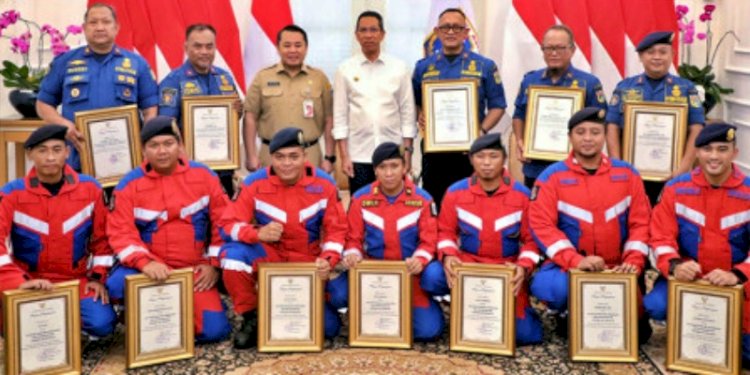 Penjabat Gubernur DKI Jakarta memberikan penghargaan kepada tujuh petugas pemadam kebakaran Depo Pertamina Plumpang/Ist