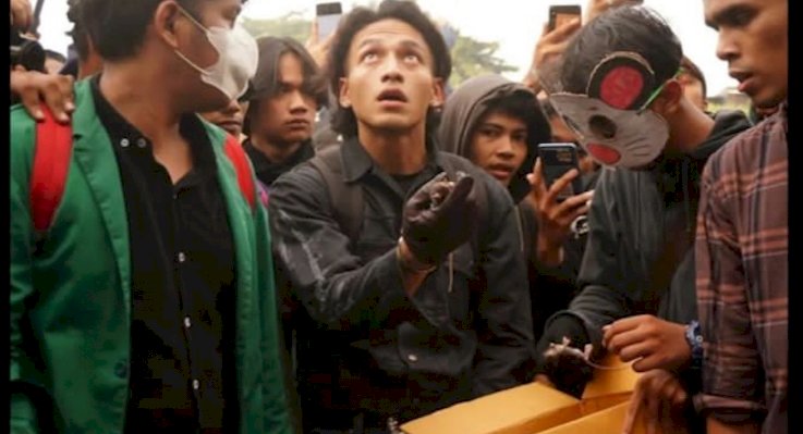 Aktor Jefri Nichol saat aksi bersama mahasiswa di hadapan kader PDIP/RMOL