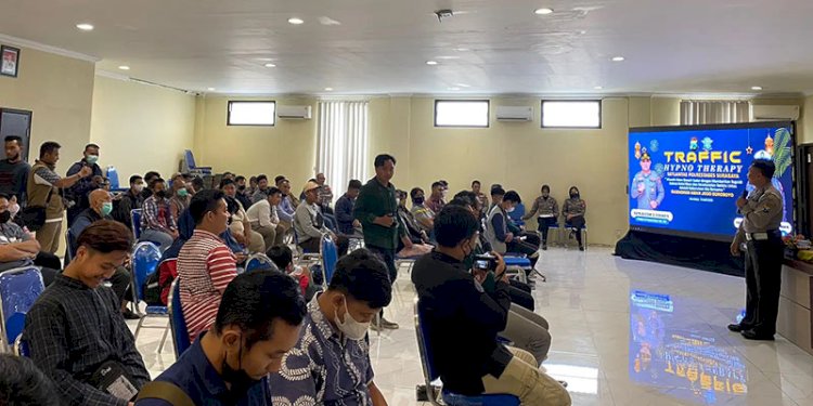 Sejumlah pelanggar lalu lintas menjalani Hipnoterapi yang digelar Polrestabes Surabaya/Net
