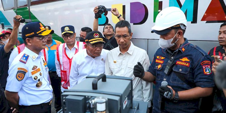 Menko PMK Muhadjir Effendy bersama Penjabat Gubernur DKI Jakarta Heru Budi Hartono saat meninjau Terminal Kampung Rambutan, Minggu (9/a4)/Ist