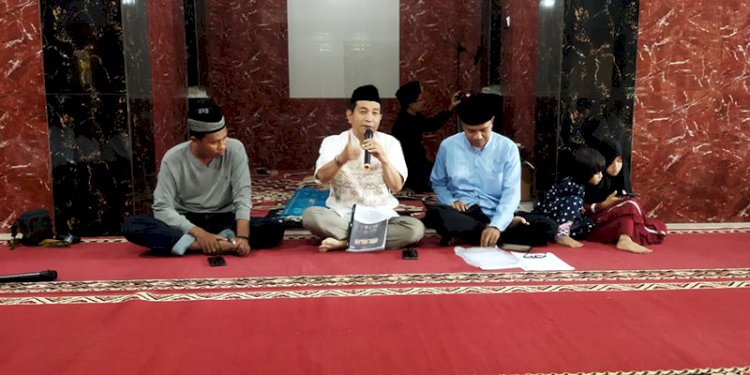Penulis Ahmad Gaus (tengah) saat diskusi dan bedah buku karyanya di Pondok Pesantren Kampung Al Quran, Pamijahan, Bogor yang dihadiri oleh puluhan santri, ustaz, dan mahasiswa beberapa perguruan tinggi di Bogor dan Jakarta, Sabtu (8/4)/Ist