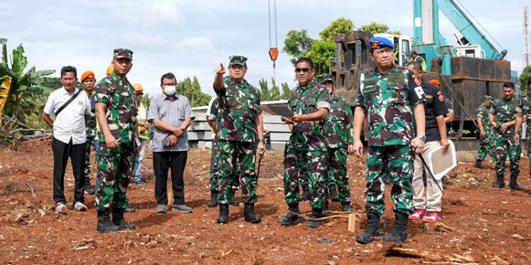  Panglima TNI, Laksamana Yudo Margono, meninjau lokasi lahan yang akan dibangun rusun bagi para prajurit/Ist