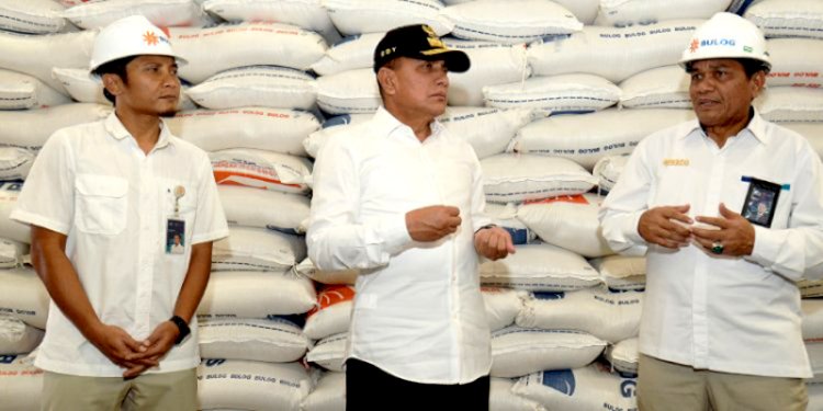 Gubernur Sumatera Utara, Edy Rahmayadi, saat menyalurkan bantuan beras untuk masyarakat miskin/Ist