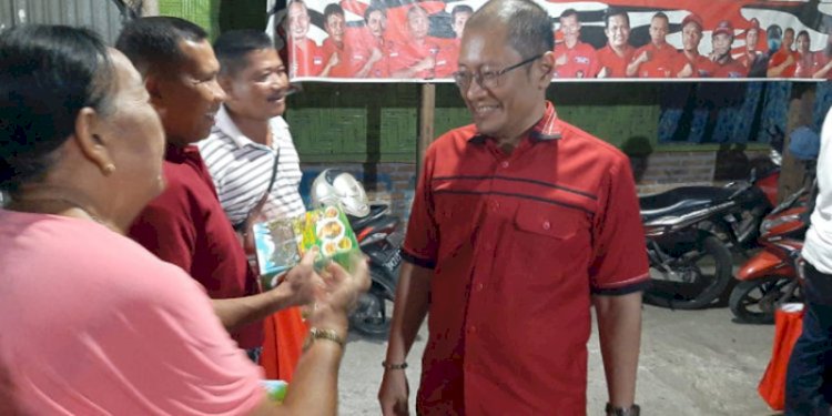 Politikus muda PDI Perjuangan, Paul Baja M Siahaan, saat bersilaturahmi dengan warga di Medan Sunggal/Ist