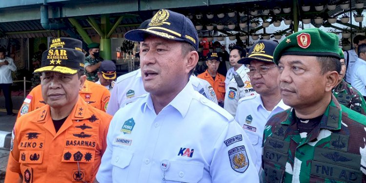 Direktur Perencanaan Strategis dan Pengembangan Usaha PT Kereta Api Indonesia PT Kereta Api Indonesia (KAI), Sandry Pasambuna (tengah)/Ist