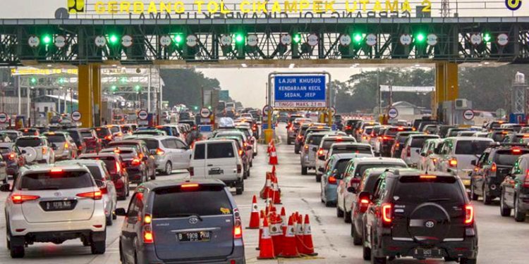 Ilustrasi kepadatan kendaraan yang melalui Gerbang Tol Cikampek Utama/Net