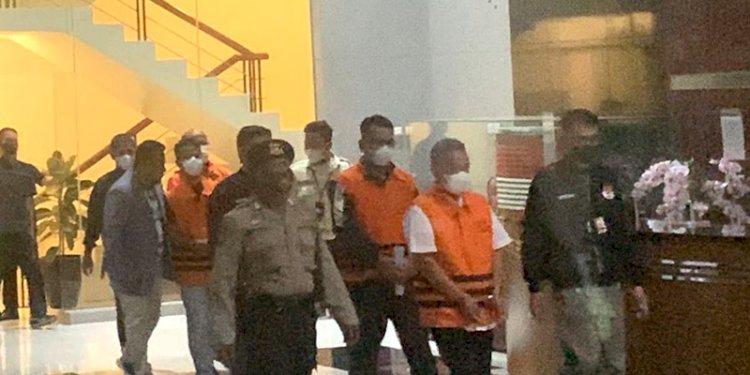 Walikota Bandung, Yana Mulyana, digiring menuju ruang konferensi pers dengan mengenakan rompi oranye KPK/RMOL