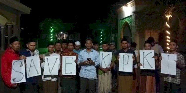 Aksi masyarakat Kopang,NTB,membela KPK RI