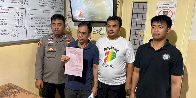 Toto Suyanto (kedua dari kiri) menunjukan surat penangkapan/Ist