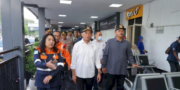  Menteri Koordinator Pembangunan Manusia dan Kebudayaan, Muhadjir Effendy mengecek persiapan menyambut mudik Lebaran 2023 di Stasiun Kereta Api Madiun/Ist