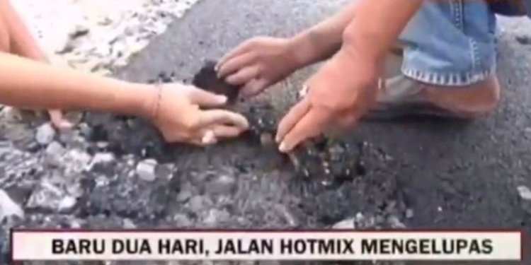 Potongan gambar video jalan aspal di Lampung mengelupas dalam dua hari/Net