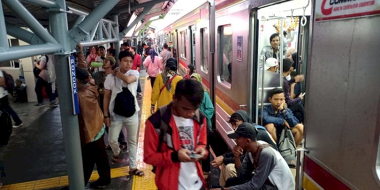 Penumpang commuter line/Net
