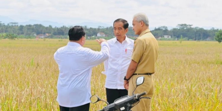 Presiden Joko Widodo bersama Ganjar Pranowo dan Prabowo Subianto/Net
