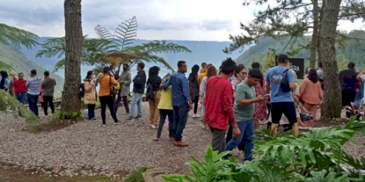 Wisatawan di Toba Caldera Resort/Net