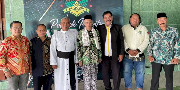 Vikep Yogyakarta Barat, Rm AR Yudono Suwondo Pr besama rombongan di Ponpes Al Qodir Cangkringan Sleman/Ist