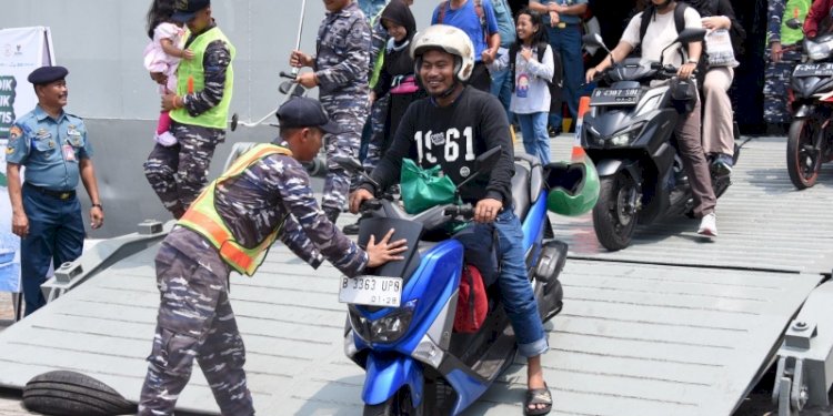 Penumpang arus mudik Kapal Perang KRI Banjarmasin 592/Ist