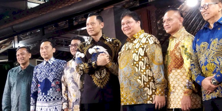 Ketua Umum Partai Golkar, Airlangga Hartarto, bersama Ketua Umum Partai Demokrat, Agus Harimurti Yudhoyono, dalam jumpa pers di kediaman Presiden keenam RI Susilo Bambang Yudhoyono (SBY), di Cikeas, Bogor, Sabtu malam (29/4)/RMOL