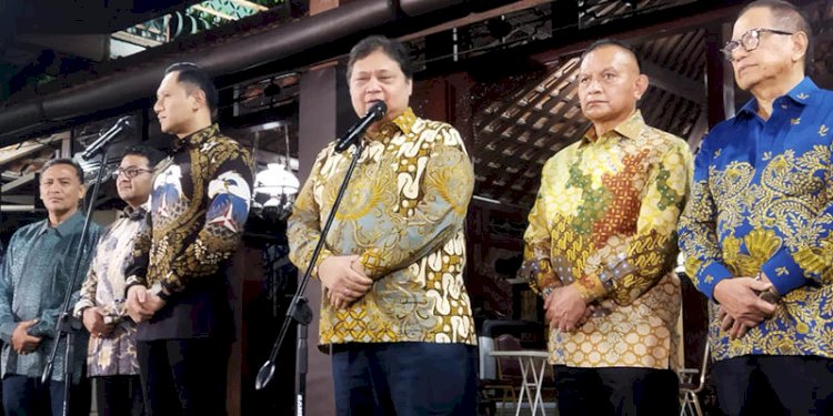 Ketum Partai Golkar, Airlangga Hartarto, dan Ketum Partai Demokrat Agus Harimurti Yudhoyono saat memberikan keterangan kepada awak media di Puri Cikeas, Sabtu malam (29/4)/RMOL