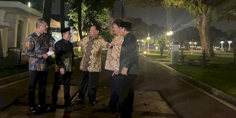 Lima Ketum Parpol saat berbincang di halaman Istana Negara, Selasa (2/5)/Repro