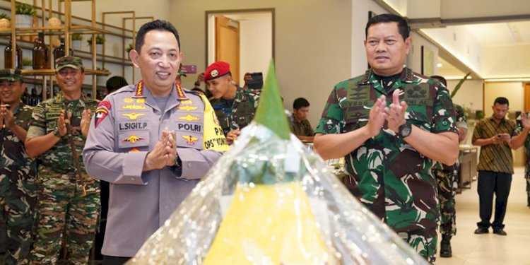 Panglima TNI Laksamana Yudo Margono memberi hadiah kejutan kepada Kapolri Jenderal Listyo Sigit Prabowo berupa tumpeng/Ist