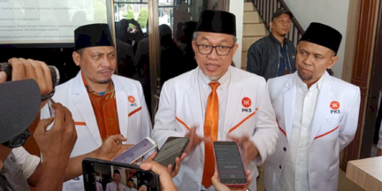 Ketua DPW PKS Sumatera Utara, H Usman Jakfar, memberi keterangan usai mendaftarkan bacaleg ke KPU Sumut/RMOLSumut
