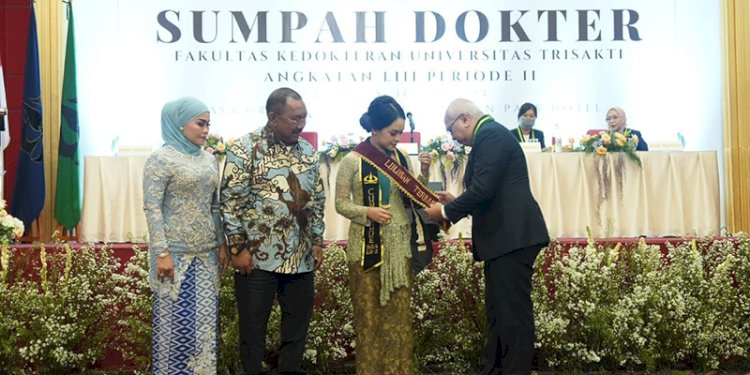 Anak Pj Bupati Bombana, Saskia Sakinah Burhanuddin sebagai lulusan terbaik/Ist