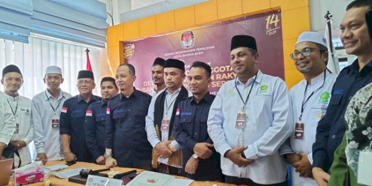 Pengurus DPW PAS Banda Aceh saat menyerahkan berkas Bacaleg ke KIP Kota Banda Aceh/RMOLAceh