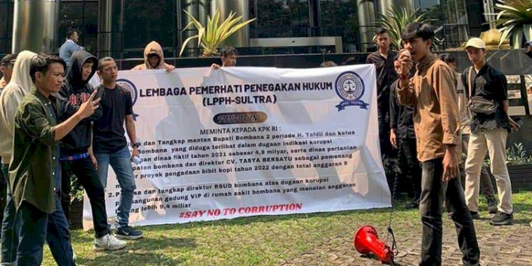 Lembaga Pemantau Penegakan Hukum Sulawesi Tenggara (LPPH Sultra) saat menggelar aksi di depan gedung KPK/Ist
