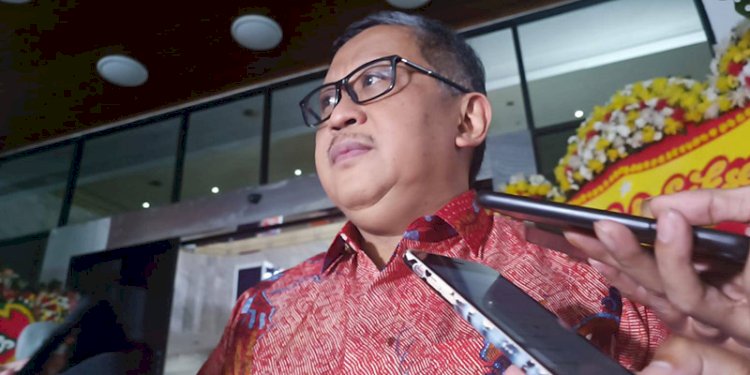 Hal ini disampaikan secara tersirat oleh Sekretaris Jenderal PDIP, Hasto Kristiyanto, yang mengaku siap mengirimkan kader terbaik partainya untuk mengisi posisi Menkominfo.  "Sekiranya diminta, tentu saja partai memiliki kader-kader yang potensial mengisi jabatan tersebut," ujar Hasto di Gedung Lemhannas RI, Jakarta Pusat, Sabtu (20/5).  Namun, Hasto mengakui hal tersebut dapat terjadi kalau Presiden Joko Widodo kembali merombak jajaran kabinetnya. Soal siapa yang akan menjabat Menkominfo nanti,