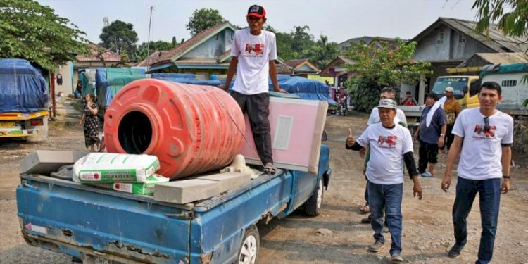 Komunitas Sopir Truk (KST) Jawa Barat melakukan renovasi tempat mandi, cuci, dan kakus (MCK) di salah satu pangkalan truk di daerah Bantar Jati, Kecamatan Klapanunggal, Kabupaten Bogor, Jawa Barat/Ist