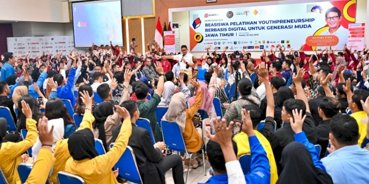 Menteri Pariwisata dan Ekonomi Kreatif Sandiaga Salahuddin Uno memberikan beasiswa kepada mahasiswa dan mahasiswi berprestasi di Surabaya, Jawa Timur, Kamis (25/5)/Ist