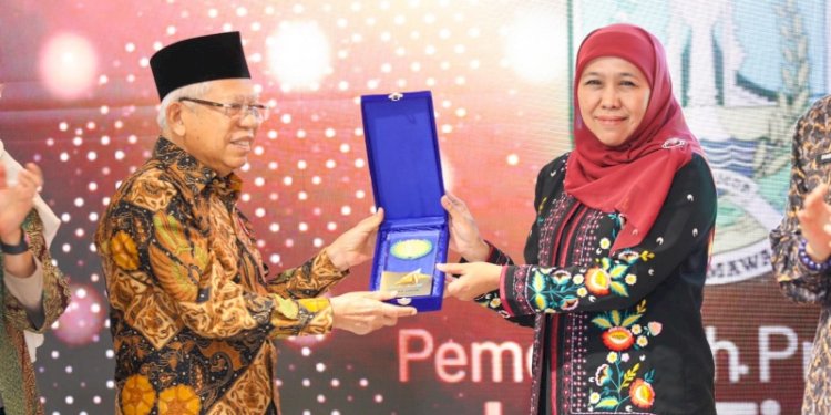 Wakil Presiden RI KH Maruf Amin serahkan penghargaan kepada Gubernur Jawa Timur Khofifah Indar Parawansa di The Tower BSI Jakarta Selatan/Ist
