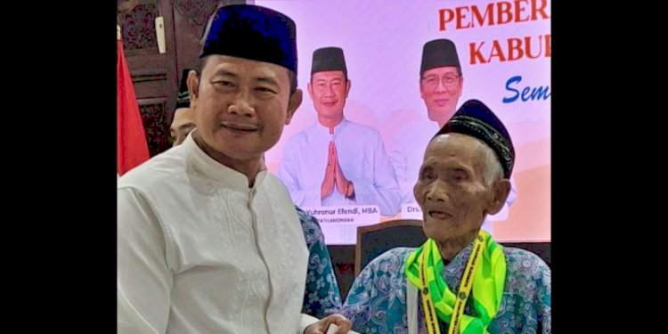 Bupati Lamongan dan calon jamaah haji tertua asal Lamongan/ist