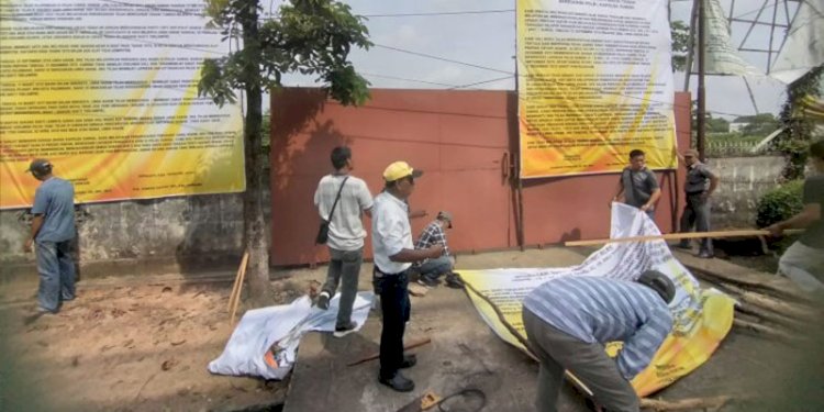 Puluhan warga yang mengaku ahli waris dari (alm) Kgs Nanung melakukan aksi pemasangan spanduk di lahan yang bersengketa di Jalan Kol H Burlian, Kelurahan Karya Baru, Kecamatan Alang-Alang Lebar (AAL) KM 8 Palembang, Minggu (3/6)/RMOLSumsel