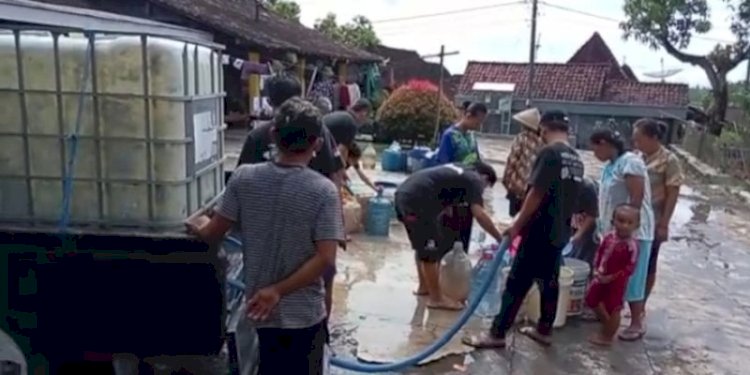 Warga di Desa Sukorejo, Kecamatan Suruh, Kabupaten Semarang saat mengantre air bersih yang dibeli secara berkala/RMOLJateng
